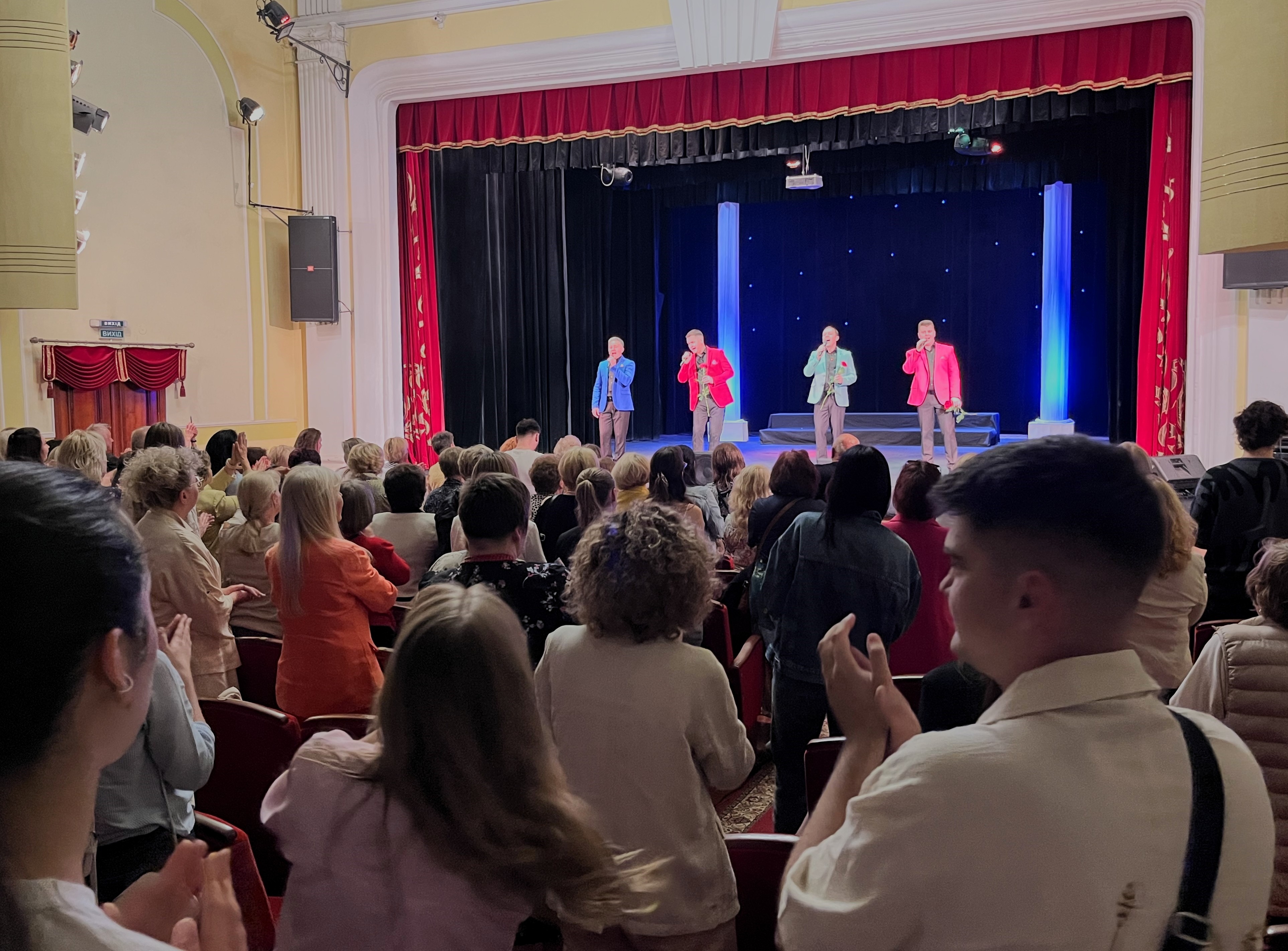 Зал аплодує та підспівує стоячи